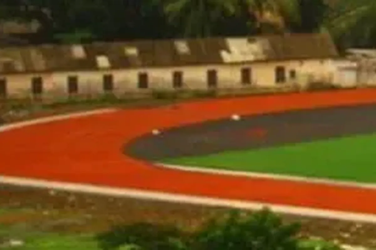 Pista de tartán vista de lejos sin primer plano
